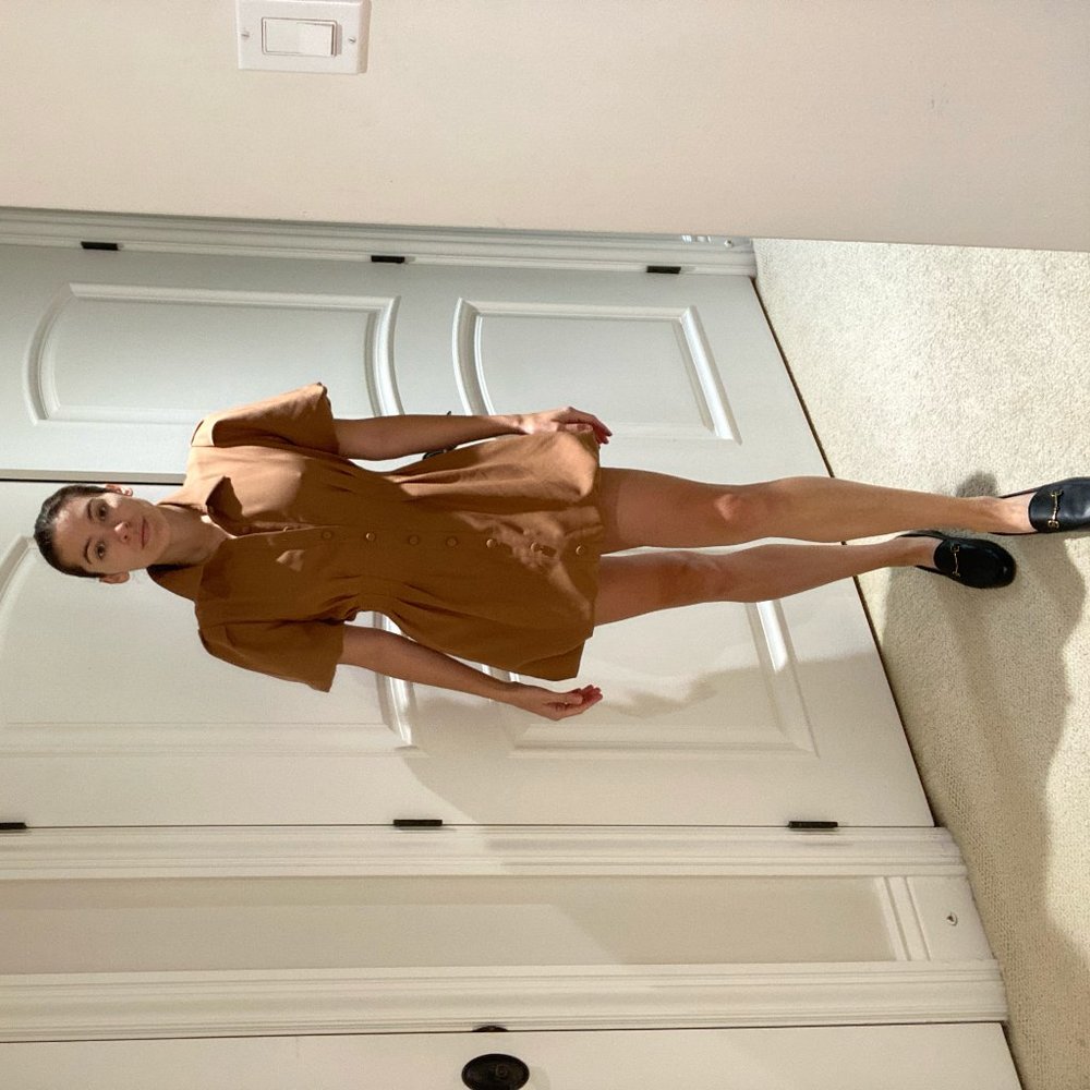 Chic mini dress with peplum and button down collar